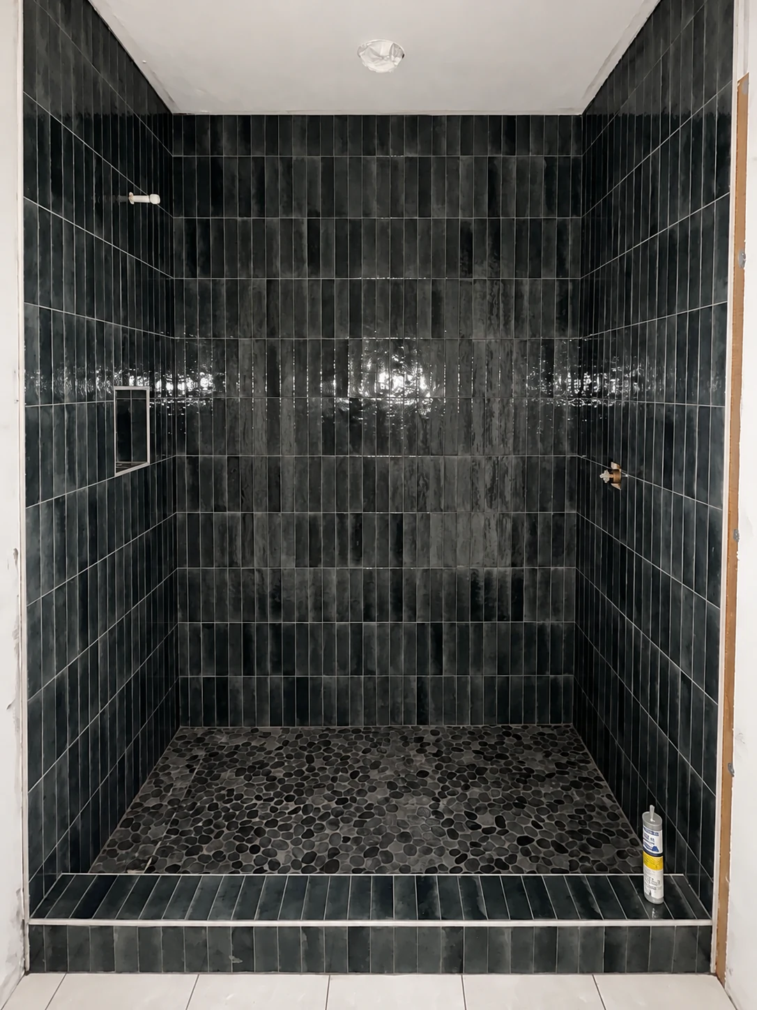 Tiled bath and shower installation by Paez And More